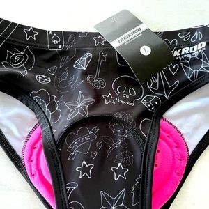 Womens cycling padded seat with 2 mid thigh stretch undershorts. NWT